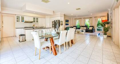 StayAU Expansive 6BR Villa Scenic Warrandyte