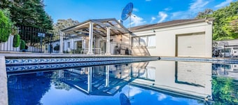 StayAU Expansive 6BR Villa Scenic Warrandyte