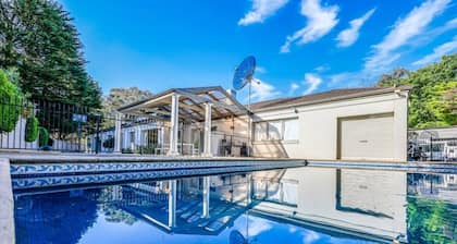 StayAU Expansive 6BR Villa Scenic Warrandyte