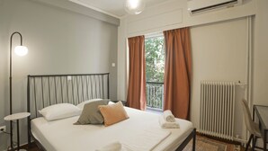 1 dormitorio, tabla de planchar con plancha, wifi y ropa de cama