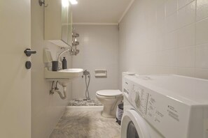 Douche, sèche-cheveux, serviettes fournies, savon