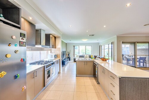 StayAU Spacious Stay Point Cook