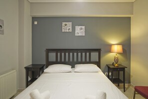 2 bedrooms, iron/ironing board, WiFi, bed sheets - Seaside Spacious 2 BR, 2BA, Sea view Apt (Piraeus)