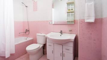 Deluxe appartement, balkon, uitzicht op de stad | Badkamer | Gratis toiletartikelen, een haardroger, pantoffels, handdoeken