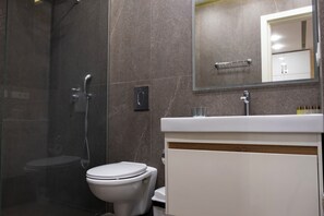 Deluxe-Apartment, Balkon, Stadtblick | Badezimmer