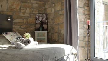 Casa rodante | 4 habitaciones, muebles diferentes y tabla de planchar con plancha