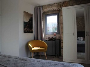 4 habitaciones, muebles diferentes y tabla de planchar con plancha
