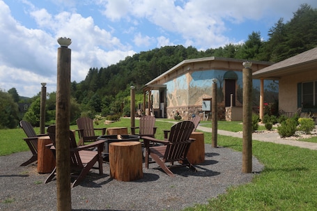 屋外ダイニングエリア. Salty King Salt Lodge