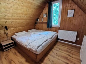 2 Schlafzimmer, individuell eingerichtet, BĂŒgeleisen/BĂŒgelbrett