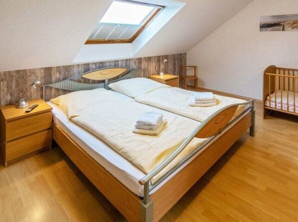 2 camere, ferro/asse da stiro, con arredamento individuale, lenzuola
