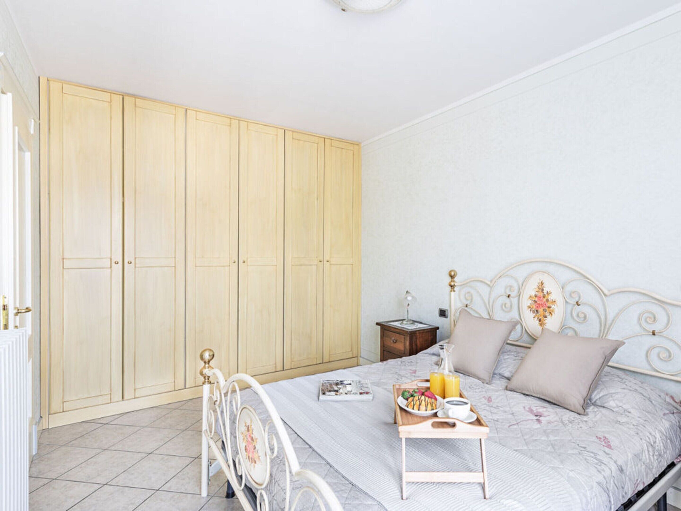 1 makuuhuone, yksilöllisesti kalustettu, silitysrauta/-lauta