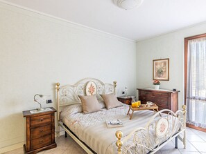 1 Schlafzimmer, individuell eingerichtet, Bügeleisen/Bügelbrett