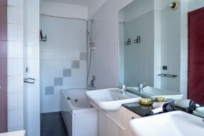 Haartrockner, Handtücher, Seife, Toilettenpapier
