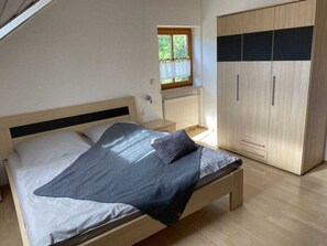 3 chambres, ameublement personnalisé, draps fournis