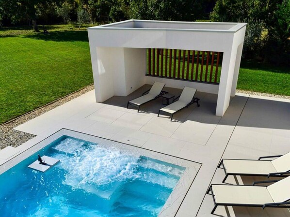 Villa | Piscina | Una piscina al aire libre