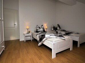 2 chambres, ameublement personnalisé, fer et planche à repasser