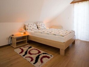 2 Schlafzimmer, Bügeleisen/Bügelbrett