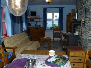 House | Dining - Judith's Comfortable Holiday Residence (Kells)