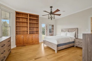 8 bedrooms, desk, iron/ironing board, WiFi