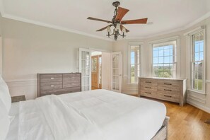 8 dormitorios, escritorio, tabla de planchar con plancha y wifi