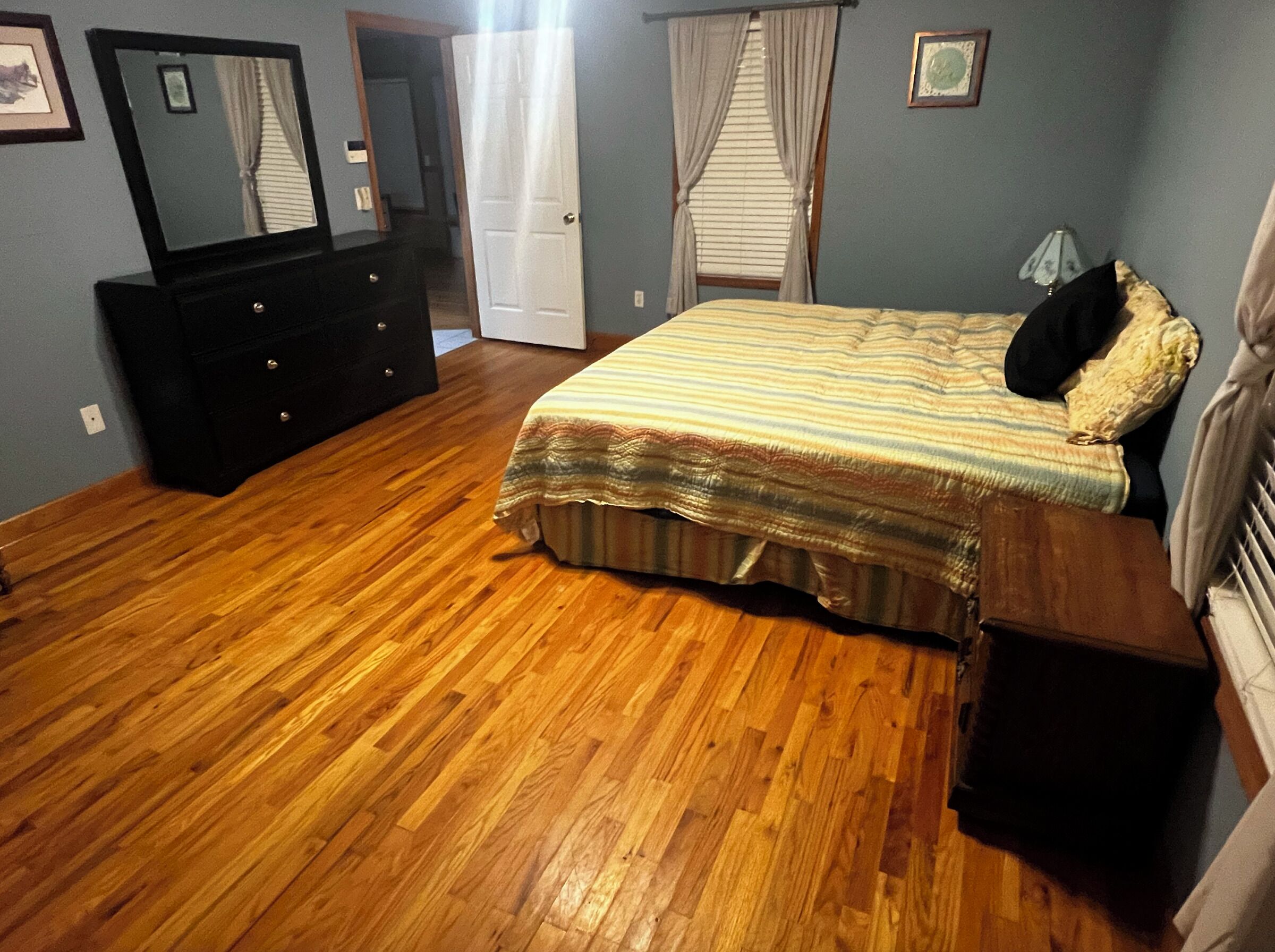 3 habitaciones, tabla de planchar con plancha, wifi y ropa de cama 