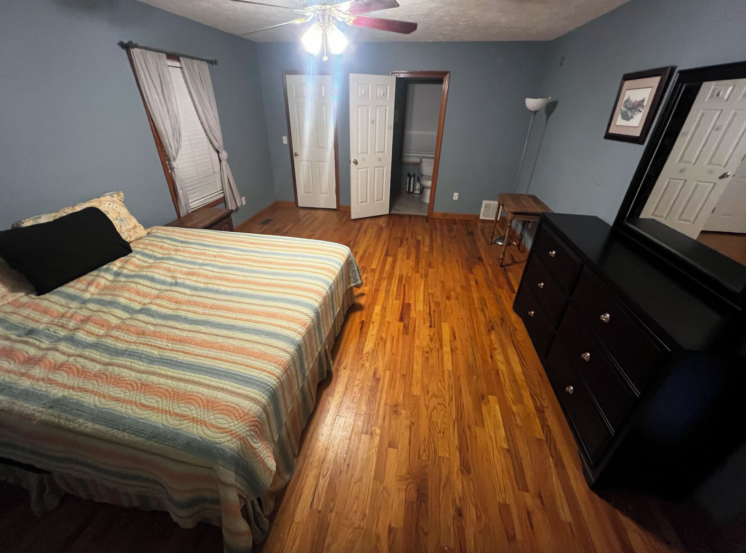 3 slaapkamers, een strijkplank/strijkijzer, wifi, beddengoed