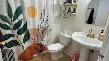 Articles de toilette écologiques, sèche-cheveux, serviettes fournies