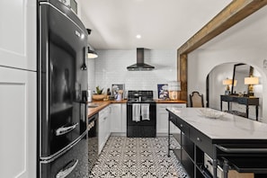 Fridge, microwave, oven, stovetop - 2Swings - Pet Friendly Bungalow Downtown Tampa (Tampa)