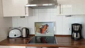 Stacaravan | Privékeuken | Een kinderstoel