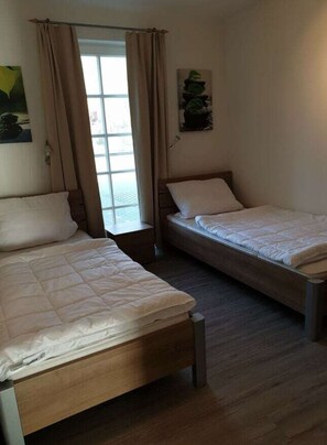 Mobil Karavan | 2 kamar tidur dan dilengkapi dengan perabotan berbeda-beda