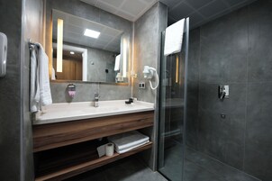 Standard Double or Twin Room, Garden View | Bathroom | Shower, hair dryer, towels, soap