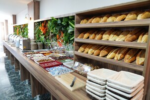 Free daily buffet breakfast
