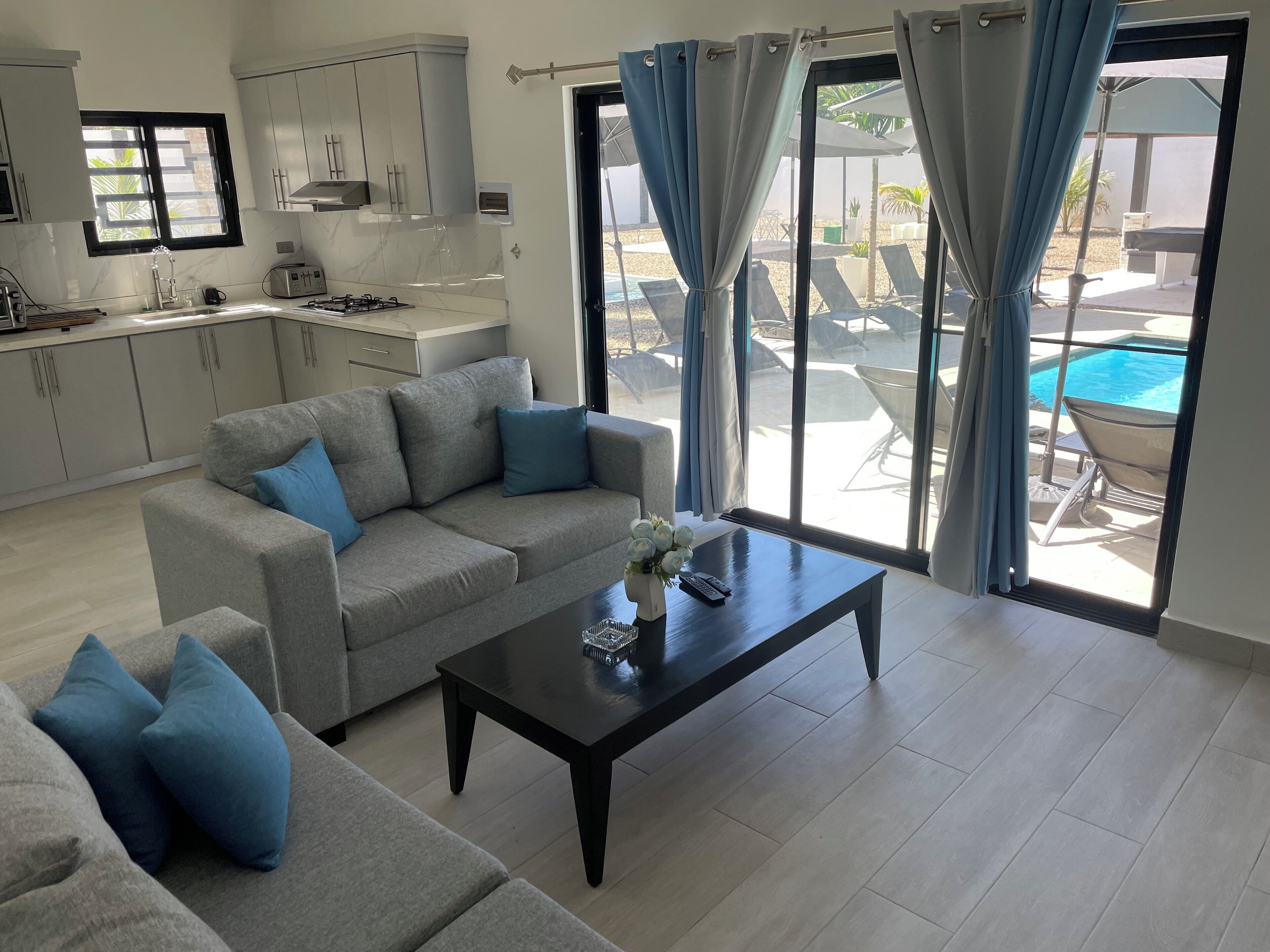 Smart-TV, bøker og stereoanlegg