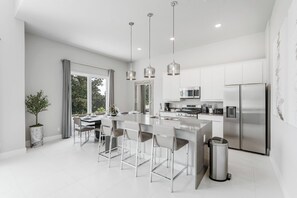 Fridge, microwave, oven, stovetop - 226 Spectrum new Loft 12 guests 5BDRS 15min Disney (Kissimmee)