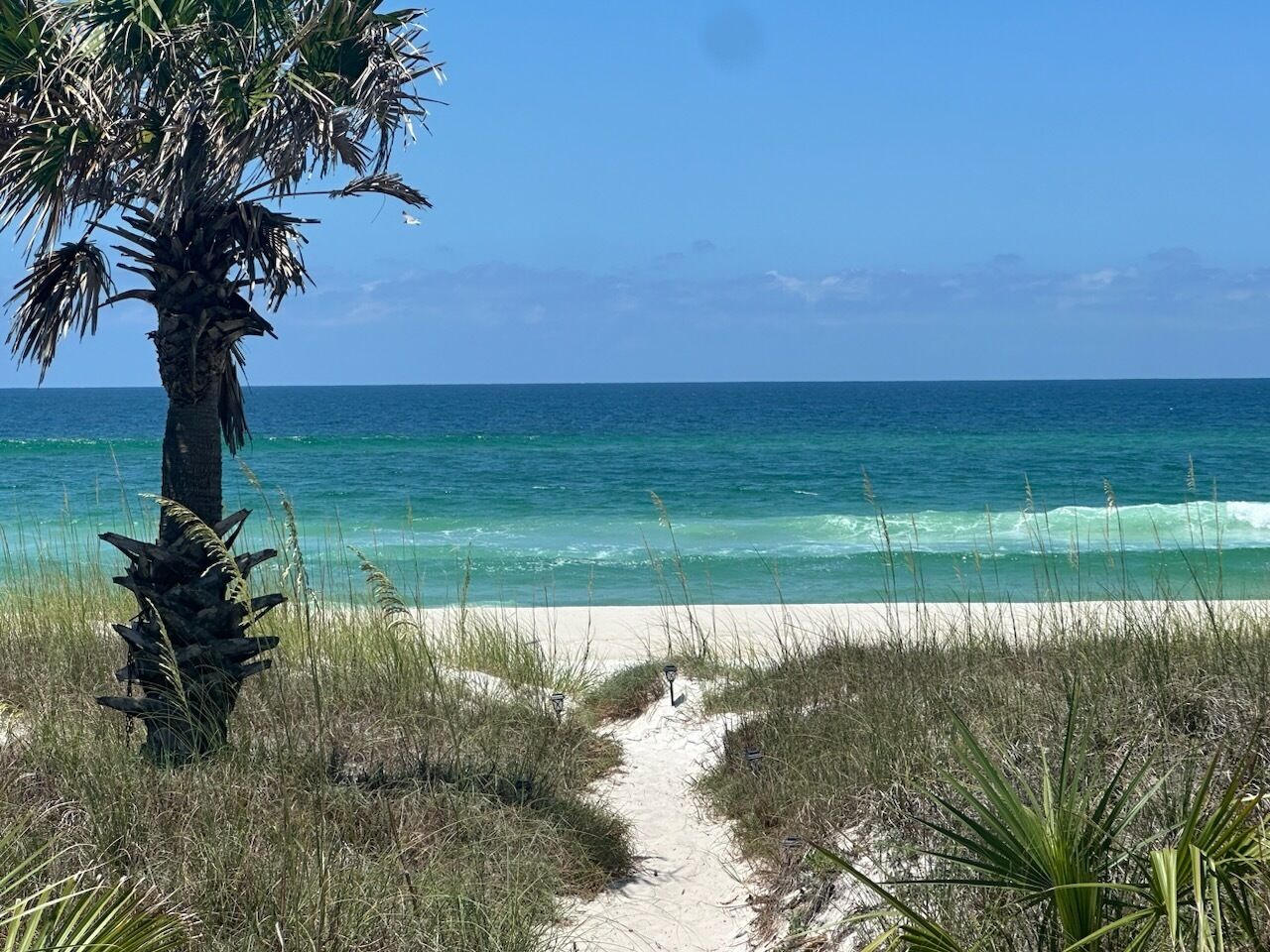 En la playa, sillas reclinables de playa, toallas de playa
