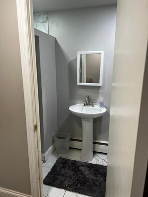 مناشف، صابون، شامبو، ورق حمّام