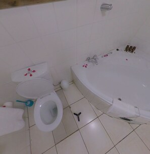 Bañera y ducha independientes, toallas, jabón, shampoo