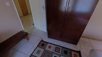 Escritorio y espacio para trabajar con laptop