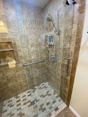 Douche, baignoire à jets, sèche-cheveux, serviettes fournies