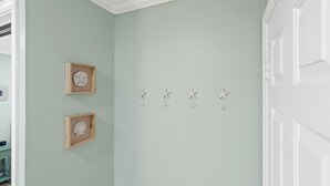 Een kamer met een lichtgroene muur, een houten deur en een wit plafond.