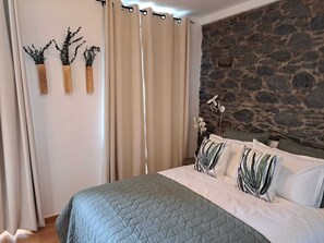 1 bedroom, iron/ironing board, WiFi, bed sheets - Charming 1-bedroom house in soothing Funchal with WiFi, AC (Funchal)