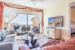 Bloc d'apartaments, diversos llits, balcó, vistes a la piscina (Princesa De Peñasco B 506) | Sala d'estar