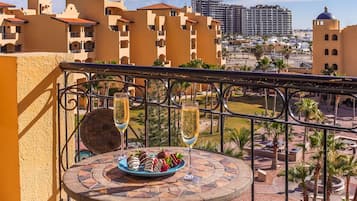 Condo, varias camas, balcón, vista al océano (Princesa De Peñasco B 503) | Restaurante al aire libre