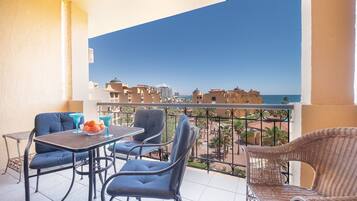 Apartment, 1Â King-Bett und Schlafsofa, Balkon, Meerblick | Speisen im Freien