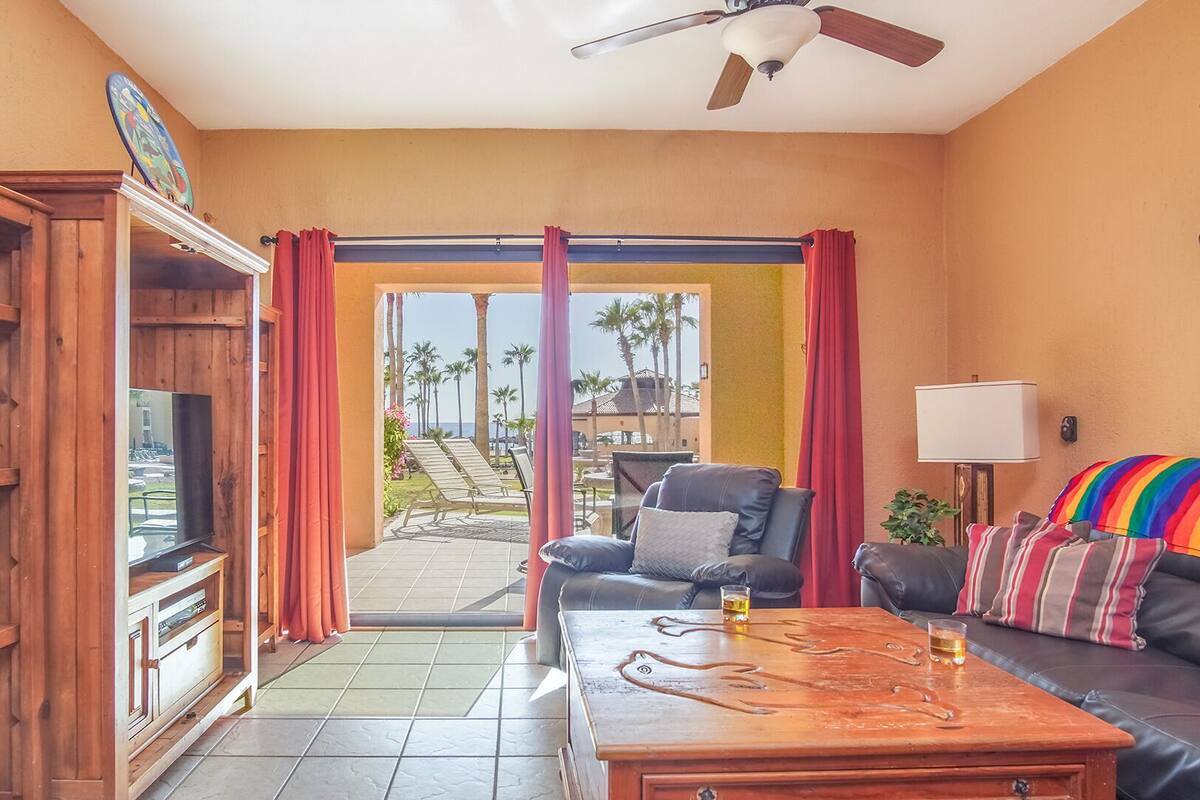 Appart'hôtel, 1 grand lit, balcon, vue piscine (Princesa De Peñasco D 104) | Coin séjour | Station d'accueil MP3