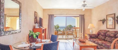 Condo, 1 trĂšs grand lit et 1 canapĂ©-lit, balcon, vue sur lâocĂ©an (Princesa De Peñasco D 304) | Aire de sĂ©jour | Station dâaccueil pour lecteur MP3