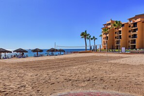 På stranden