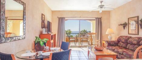 Apartment, 1 King-Bett und Schlafsofa, Balkon, Meerblick (Princesa De Peñasco D 304) | Wohnbereich | MP3-Dockingstation