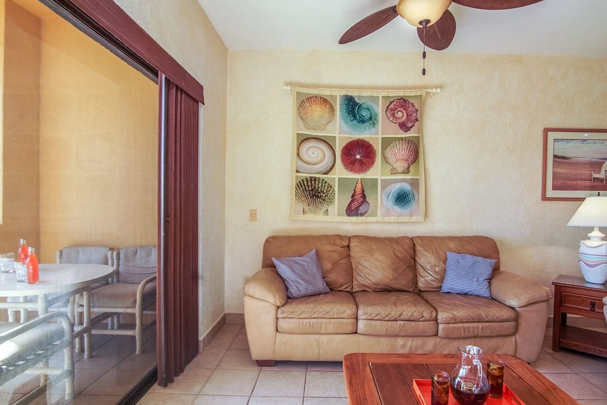Condo, 1 cama Queen size, balcón, vista al océano (Princesa De Peñasco B 504) | Área de sala de estar | Estación para reproductor de MP3
