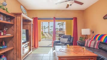 Apartamento, 1 cama de matrimonio, balcón, vistas a la piscina (Princesa De Peñasco D 104) | Zona de estar | Una estación de conexión para MP3